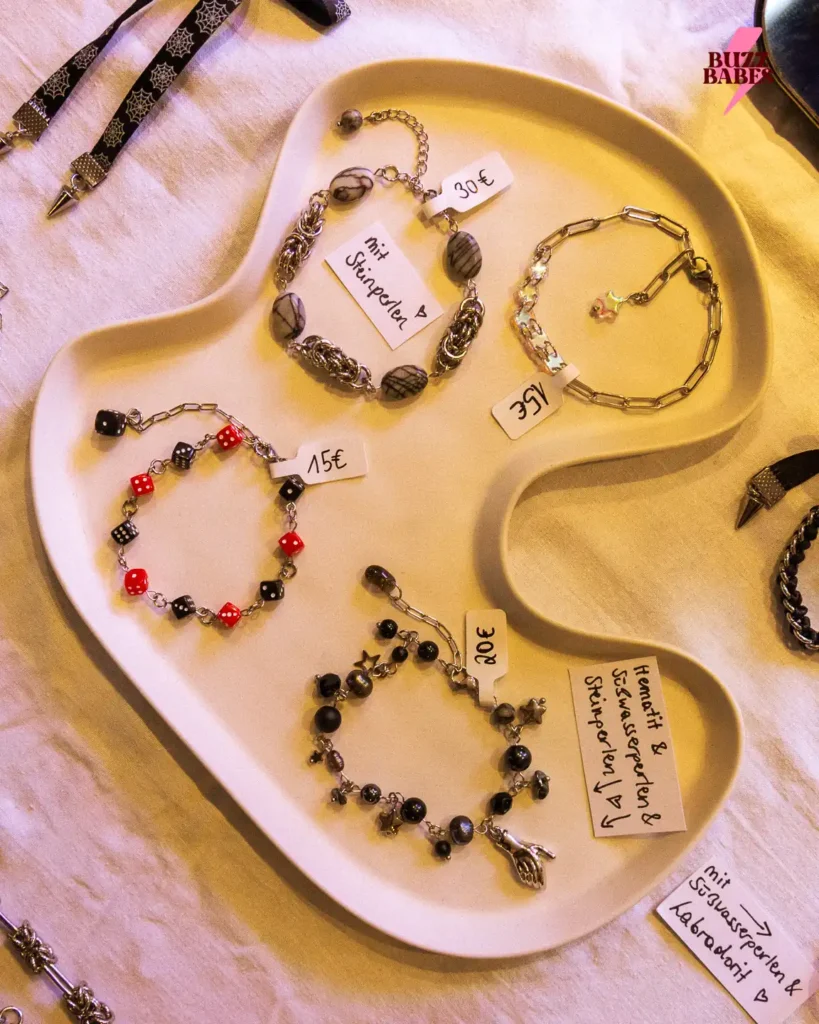Handgemachte Armbänder und Schmuckstücke mit Preisschildern, ausgestellt bei einem Buzz Babes Flea Market.