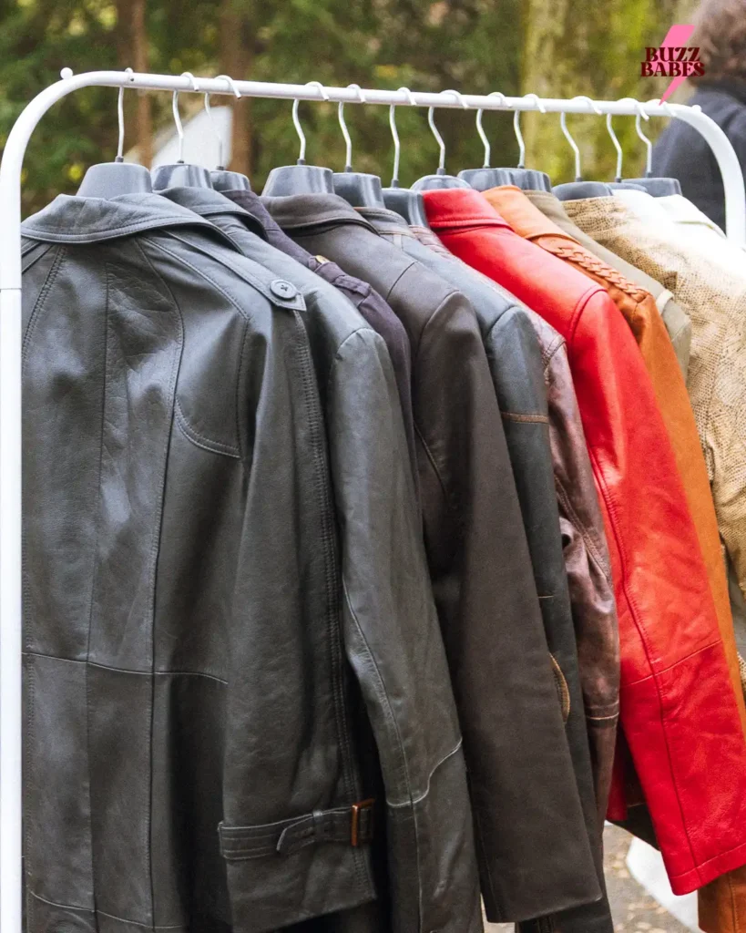 Vintage Jacken und Mäntel an einer Kleiderstange bei einem Buzz Babes Flea Market im Freien.